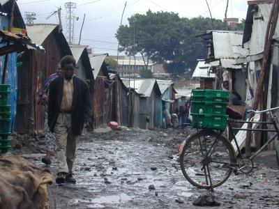 Eine Hauptstraße in einem Slum in Nairobi Eine Hauptstraße in einem Slum in Nairobi